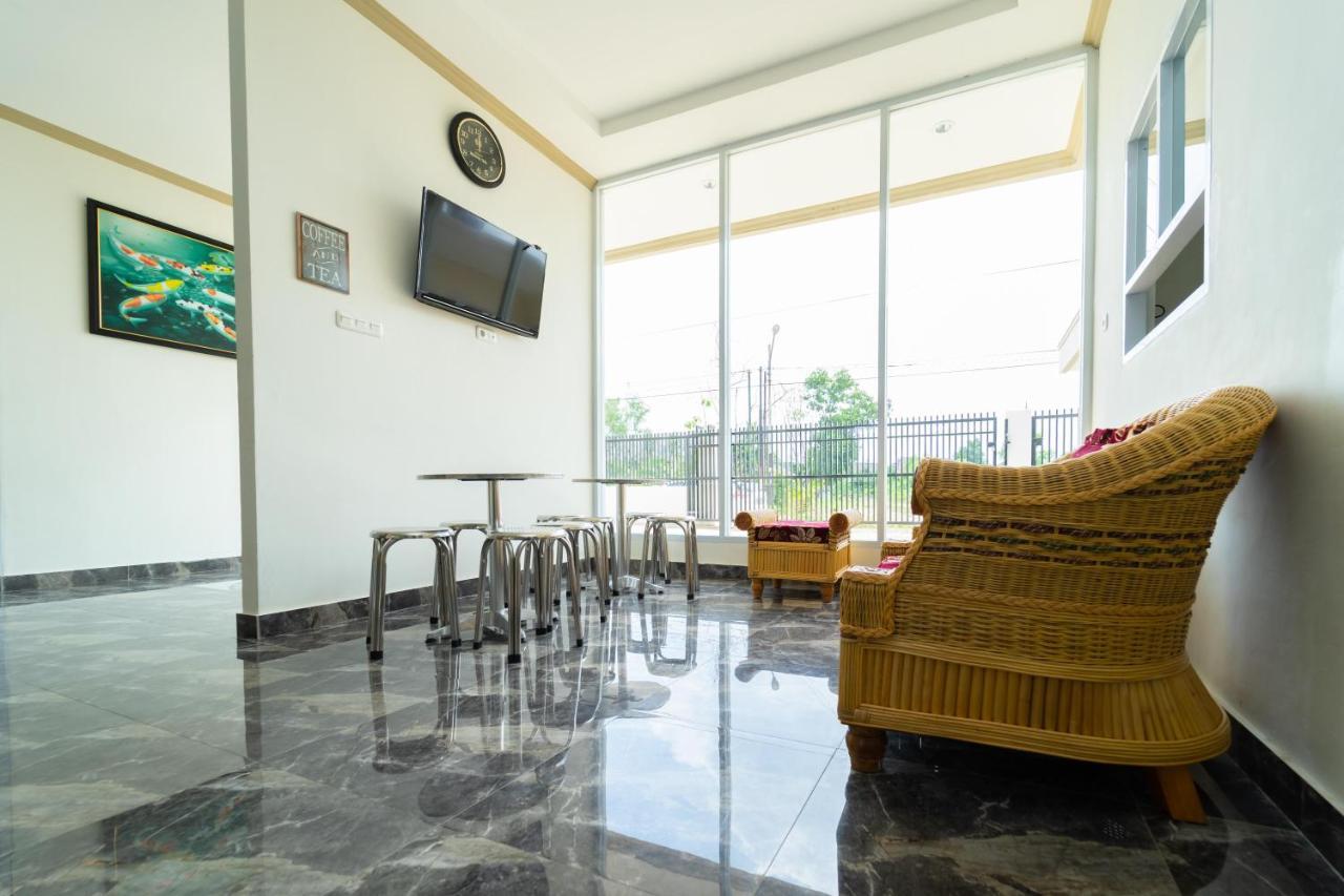 Hotel Reddoorz Near Griya Agung Palembang à Talang Kelapa Extérieur photo